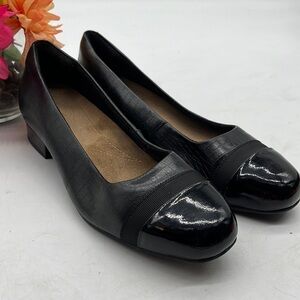 Clarks Artisan Black Heel ballet slip on cap Toe grosgrain ribbon accents Sz 8.5